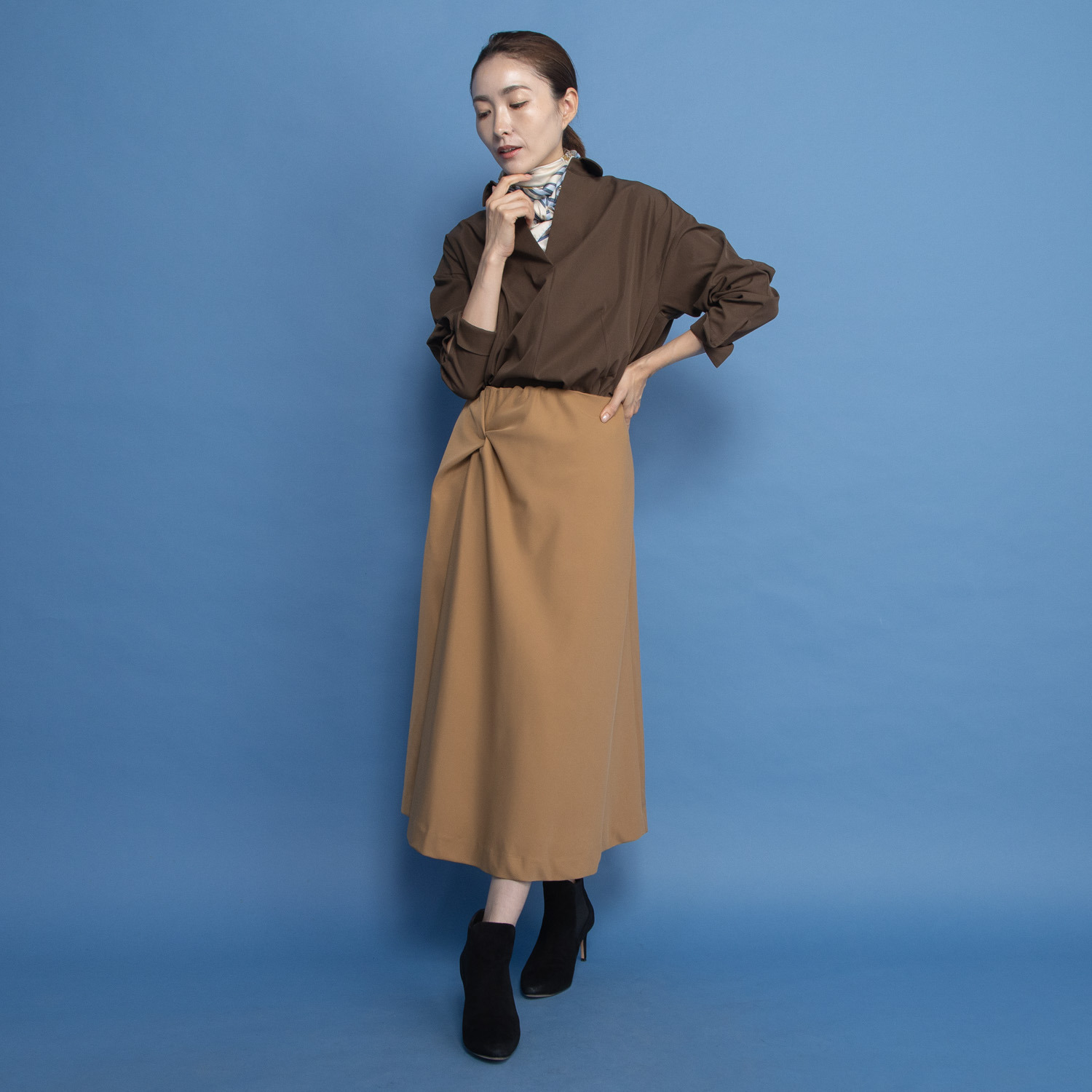 ヤエアジュテ アシンメトリーでモードを フレアーで優雅に はき心地やさしい ドレープデザインスカート