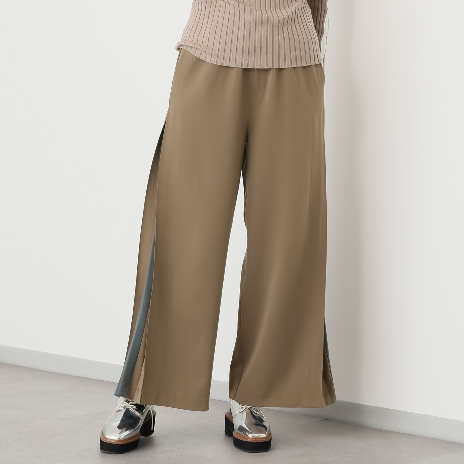 ラヴィーコンフォート サイドバイカラー アクセント ストレッチフレアーパンツ