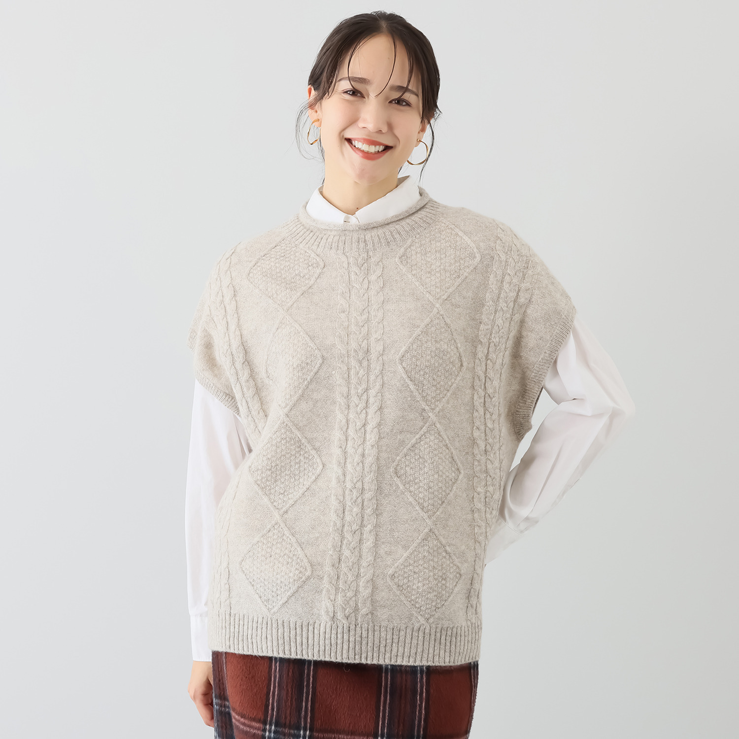 エヌエフ 自社牧場で育った ウール１００％ ケーブルニットベスト