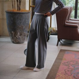 亀　恭子セレクト！ ロペ ２ウェイストレッチ チンツ加工　裏起毛 タックストレートパンツ