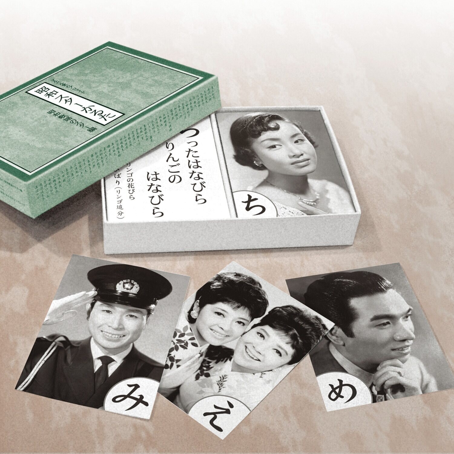 懐かしの昭和にヒットした 歌謡曲を題材にした 読み札と 総勢４５人のスターの 絵札で構成された ”昭和スターかるた”