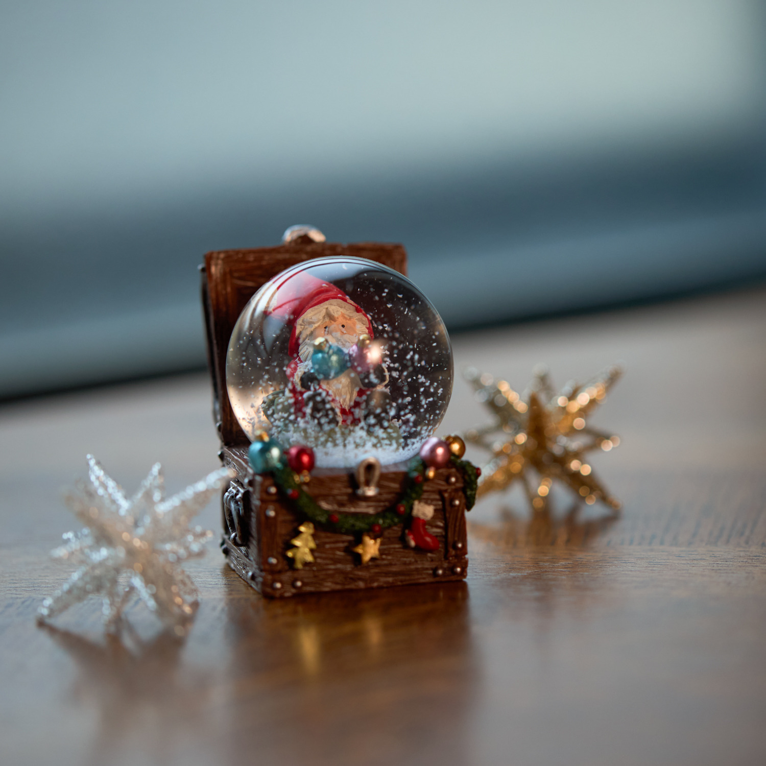 宝箱の中からサンタさん！ トレジャーボックスサンタ スノードーム