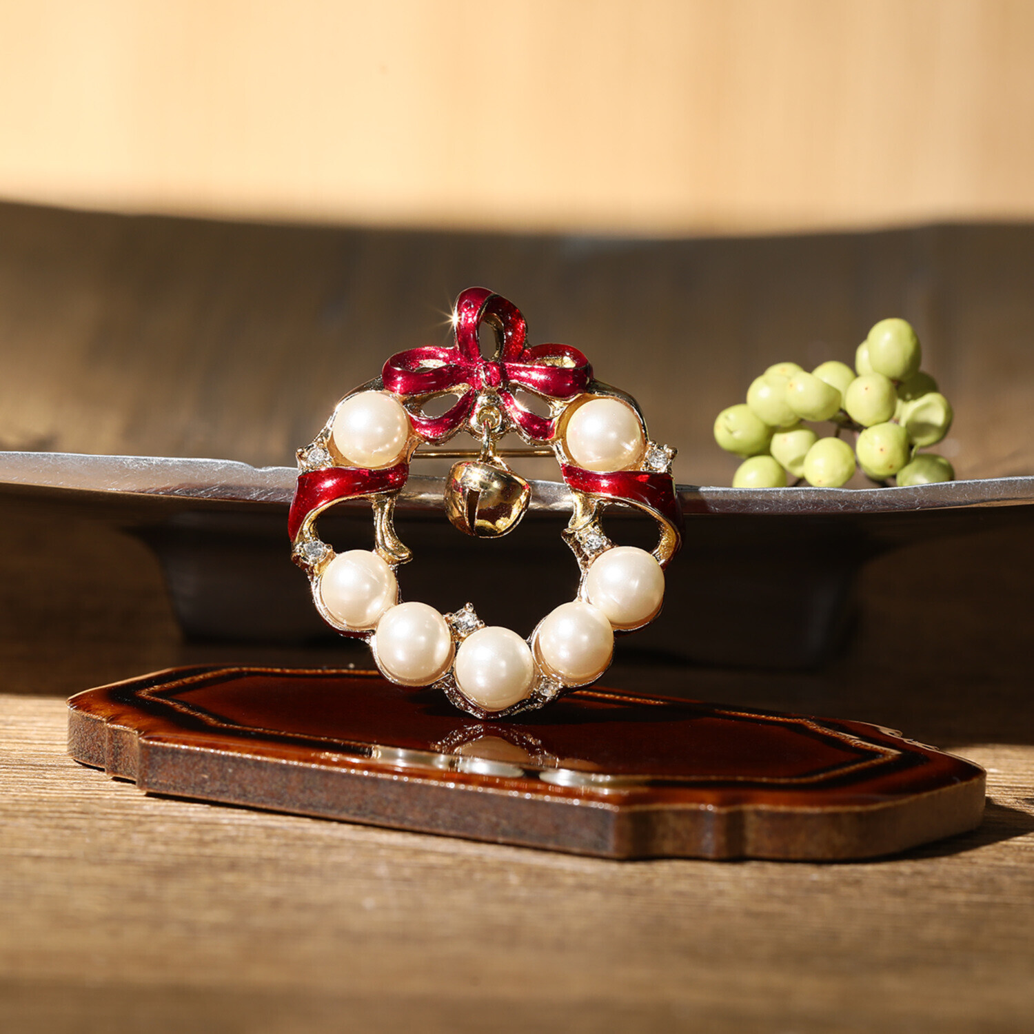 キラキラで ゴージャス！ パール調ビジュウ使用 リース型ブローチ