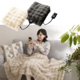 クワッズ 寒い冬の必需品 １枚４役！ 思わず触りたくなる ふわもことろける あったか電気毛布 ＱＳ４３３