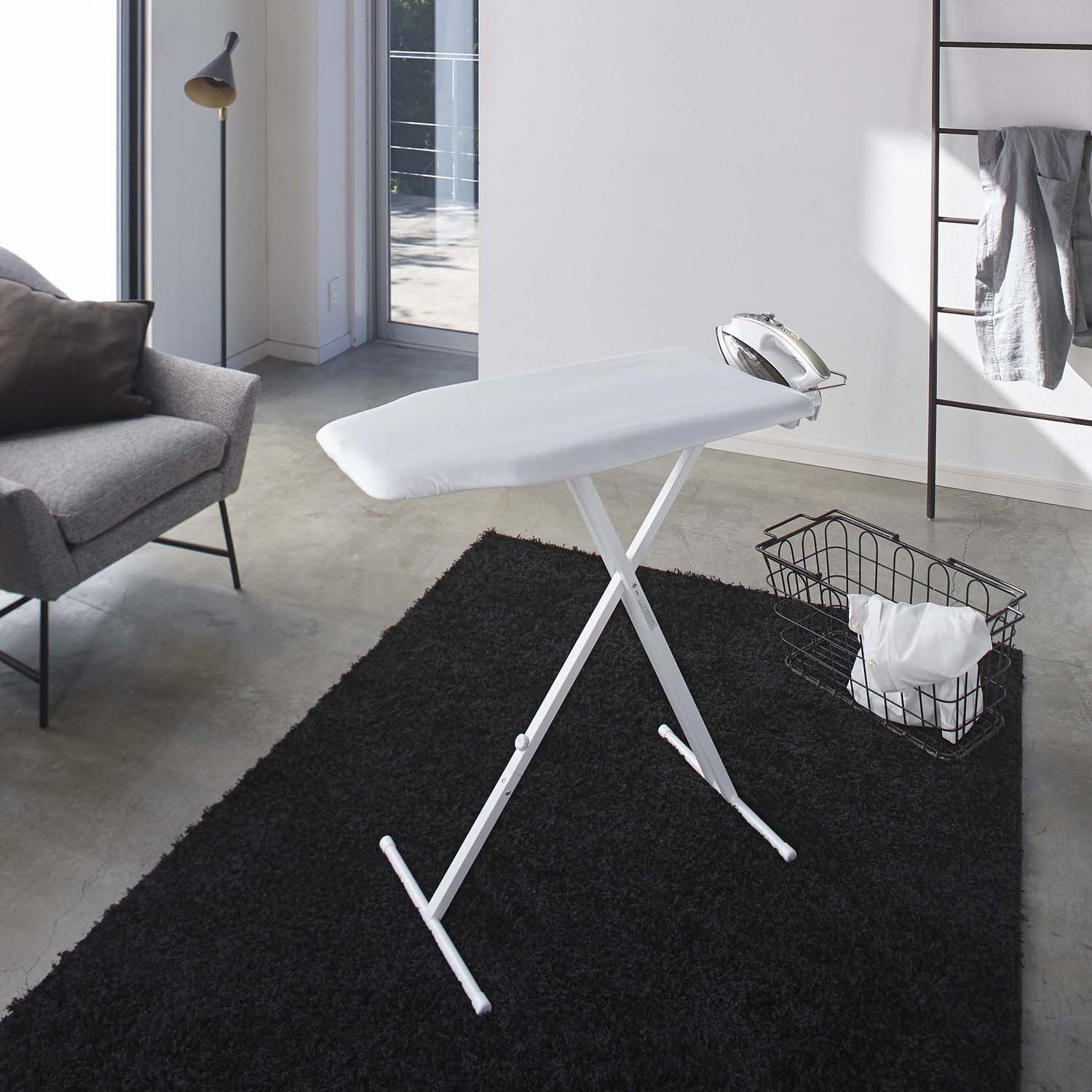 山崎実業 タワー 椅子に座ってかけられる 軽量スタンド式アイロン台