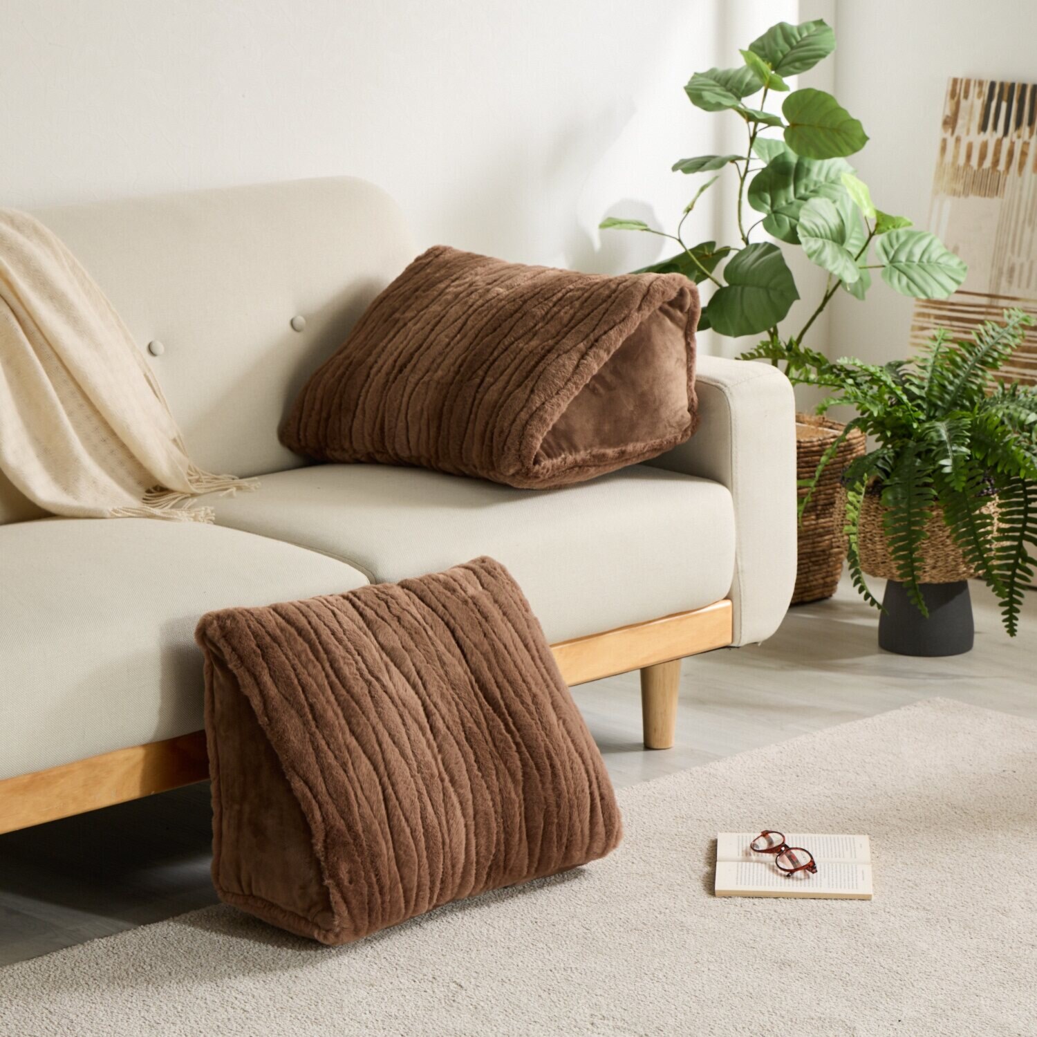 セーブルファータッチ 背もたれしっかり 三角クッション ＜２個セット＞