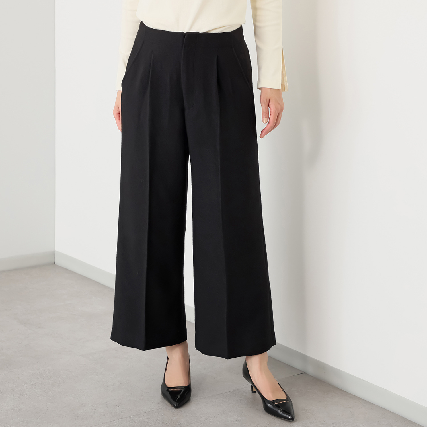 アキ　オザワ スイートもスパイシーも 足元から季節を装う クラッシーな セミワイドパンツ “ＹＯＫＯ”