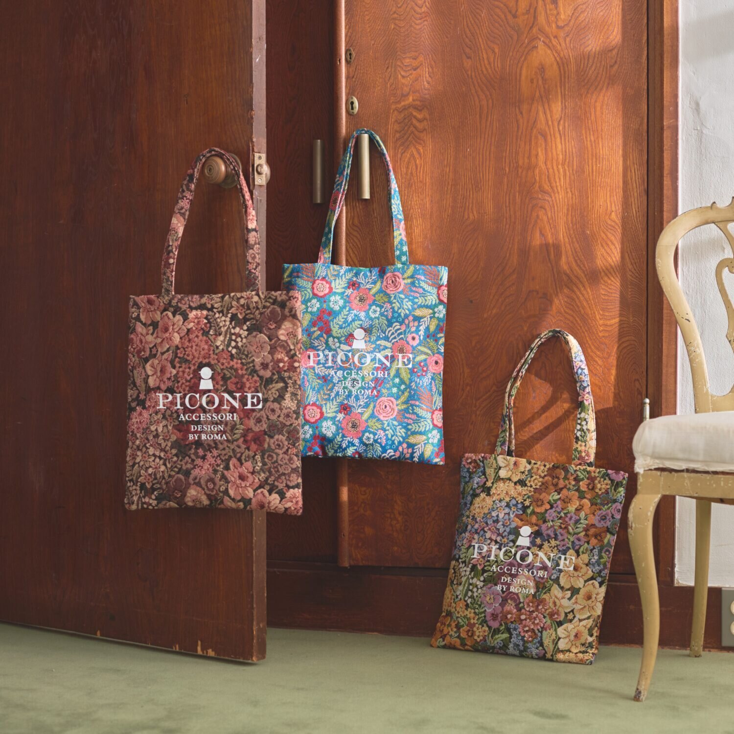 ピッコーネ アッチェッソーリ フラワー柄ゴブラン織 ロゴプリントトートバッグ