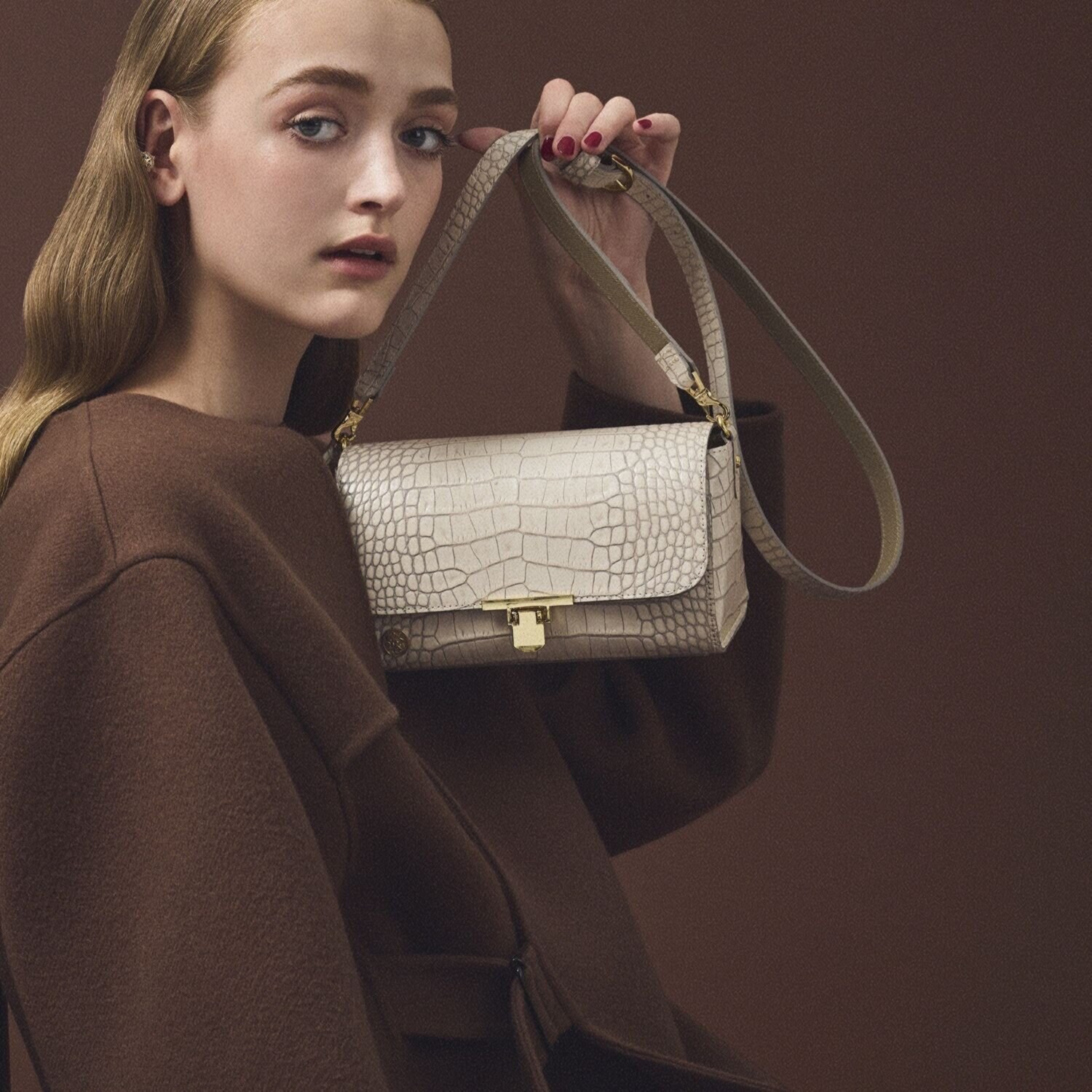 エーディーエムジェイ 牛革クロコダイル型押し クロスボディバッグ