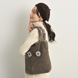 ティエドゥール キラキラブローチ付 ミンク調フェイクファー フリルハンドル トートバッグ