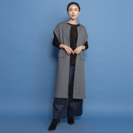 ヤエアジュテ 羽織り感覚で 装い軽やか デザインロングベスト