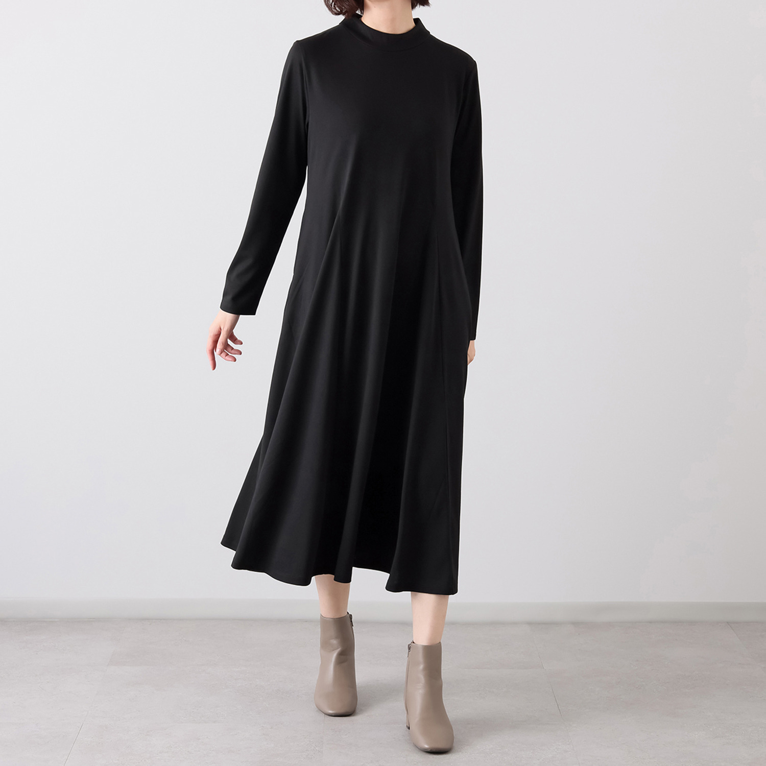 DRESSTERIOR★新品★ハイネックフレアーワンピース 元町ゼラール さらりとしたタッチと とろみ感が心地良い ハイネック