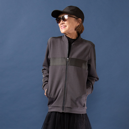 ミニマライズプラス カジュアルな装いにも エレガントな装いにも 羽織れば ちょっとクラス感が！ 大人上品なブルゾン