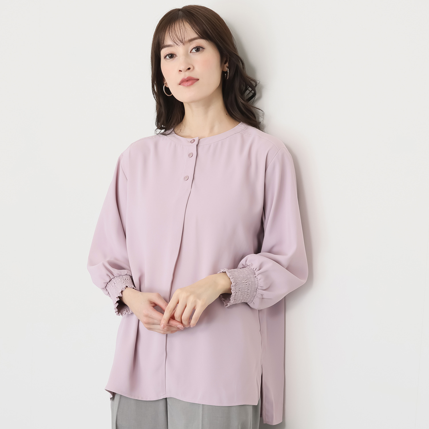 スタイル・ラヴィー バンドカラー 袖シャーリング カフスアクセント チュニックブラウス