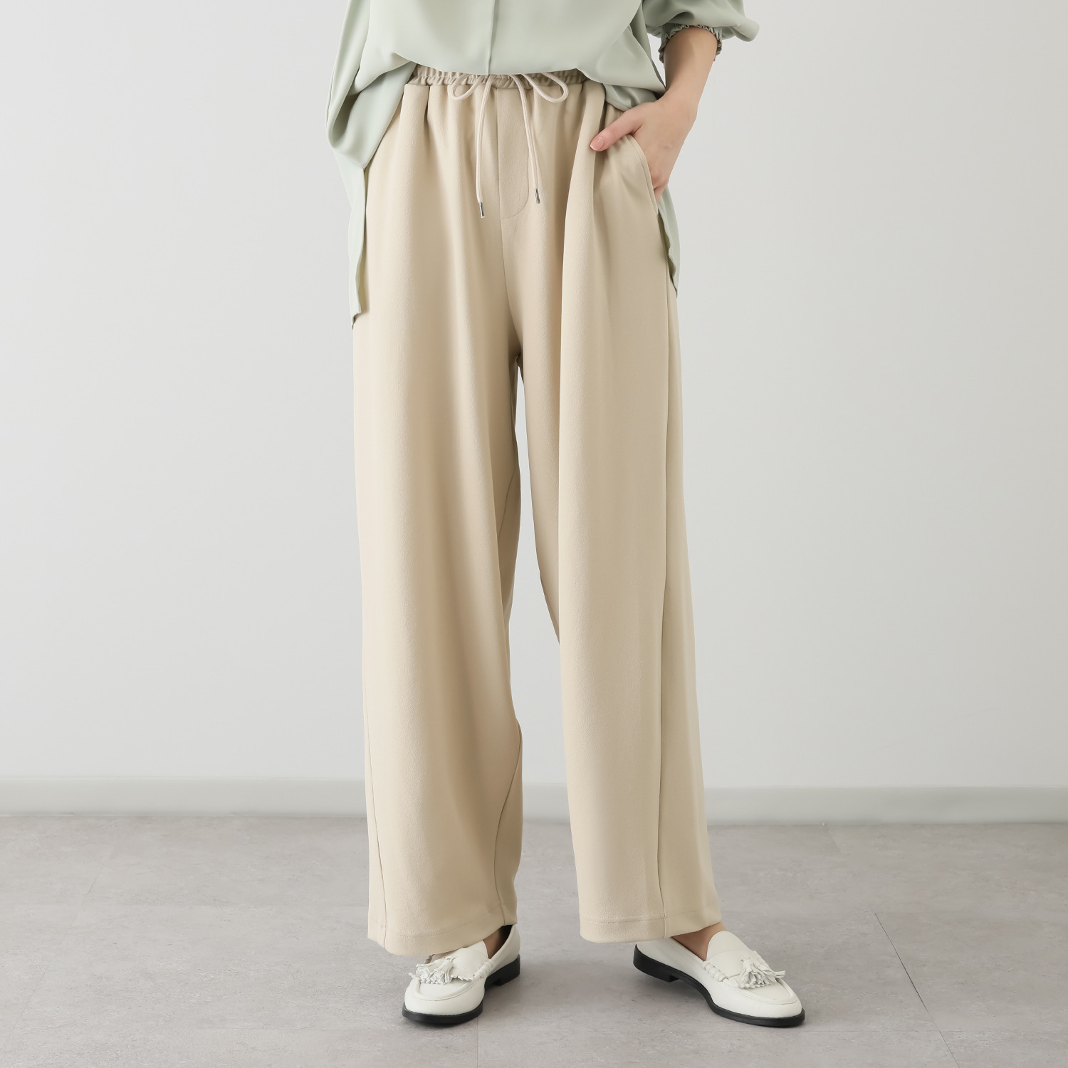 スタイル・ラヴィー サラサラで軽い ストレッチ素材 カーブシルエット イージーパンツ
