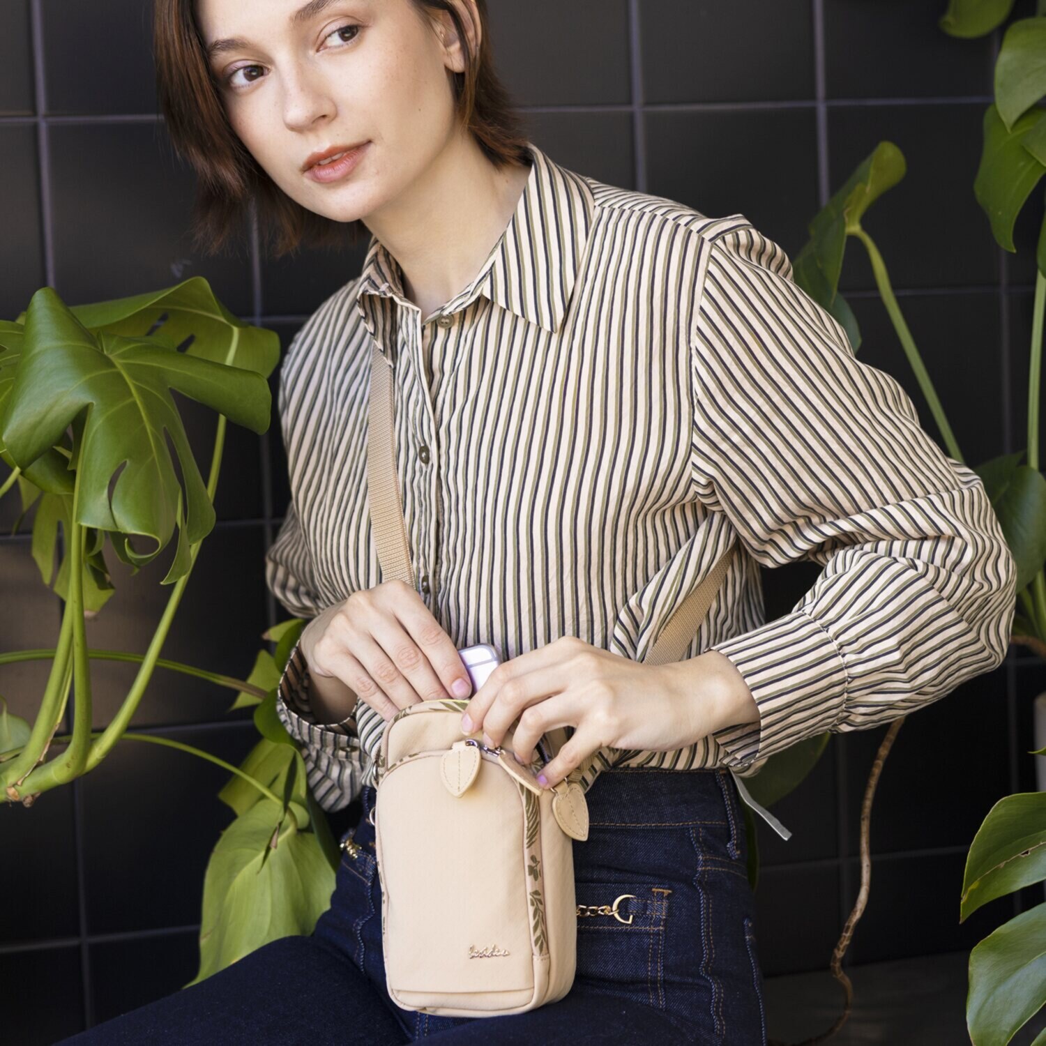 ビサイユ ２０周年アニバーサリー はっ水 “ボタニカーラ” どこでも一緒 スマホポシェット