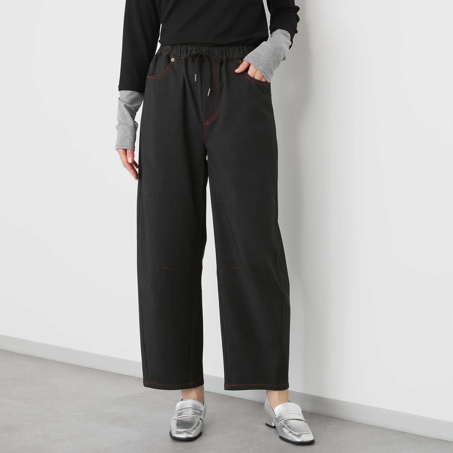 イクシーズ カラーステッチ カーヴィー デニムパンツ