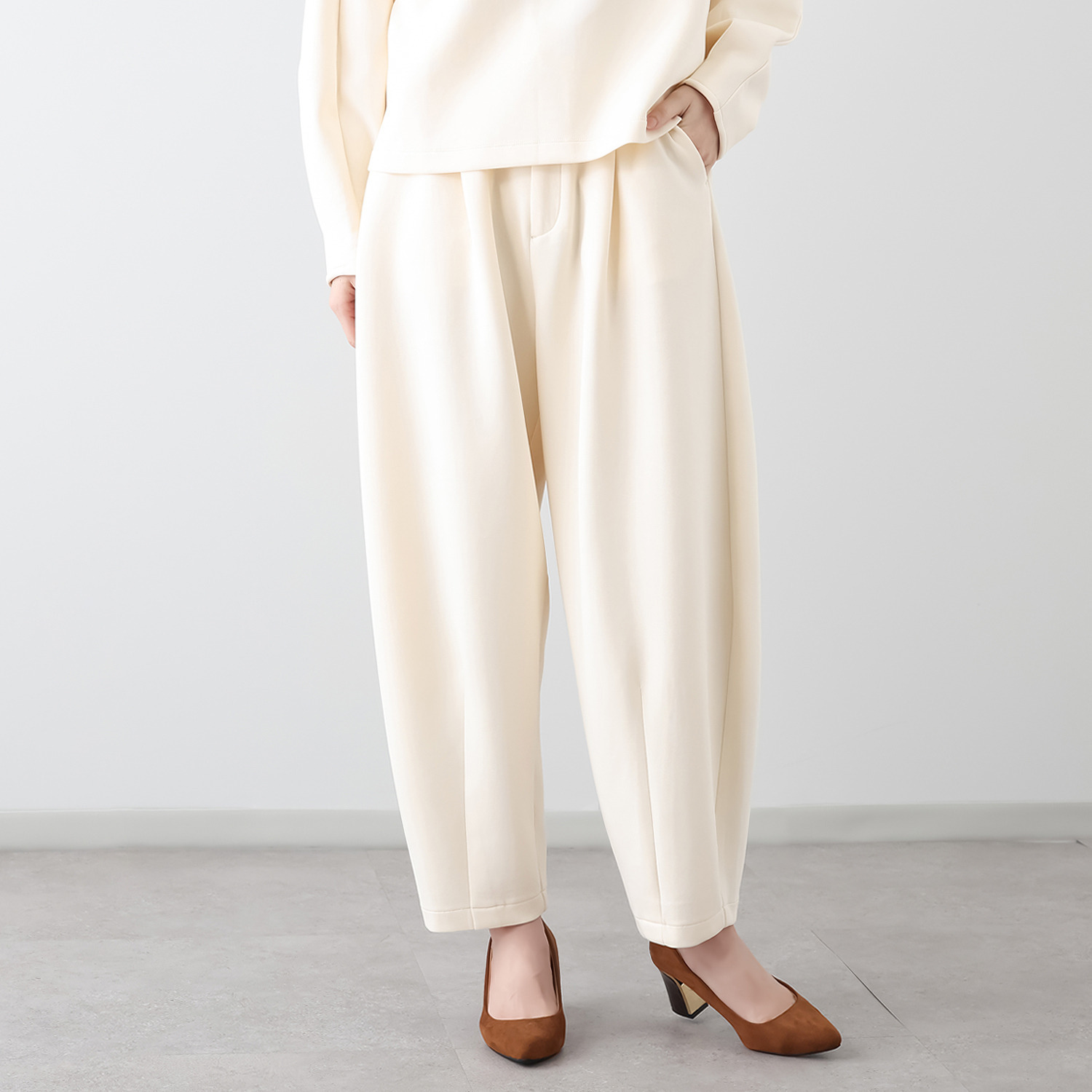 アキ　オザワ イージースタイリングで 魅せる 美フォルムパンツ “ＨＩＮＡ”