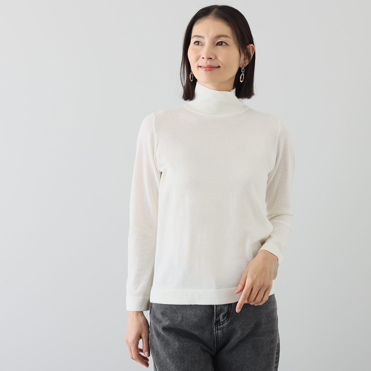 アキ　オザワ 素肌のようにライトに纏う 大人のための 品格ベーシックニット “ＳＯＫＯ”