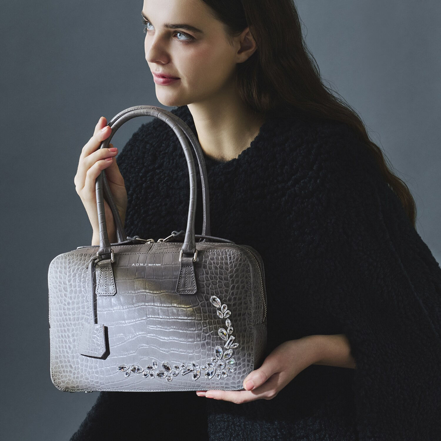 エーディーエムジェイ 牛革クロコダイル型押し クリスタルビジュウ ボストンバッグ
