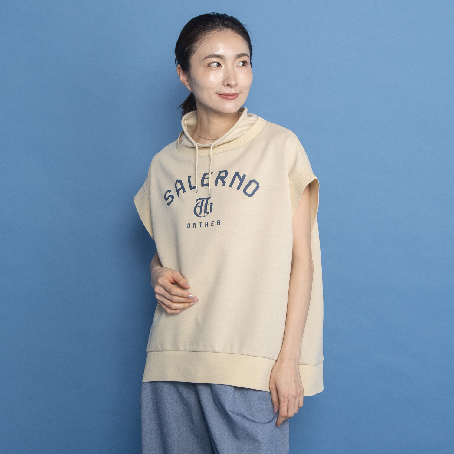 オンザビーバイサマーミー トラッドカジュアルを 簡単に取り入れられる プリントロゴベスト