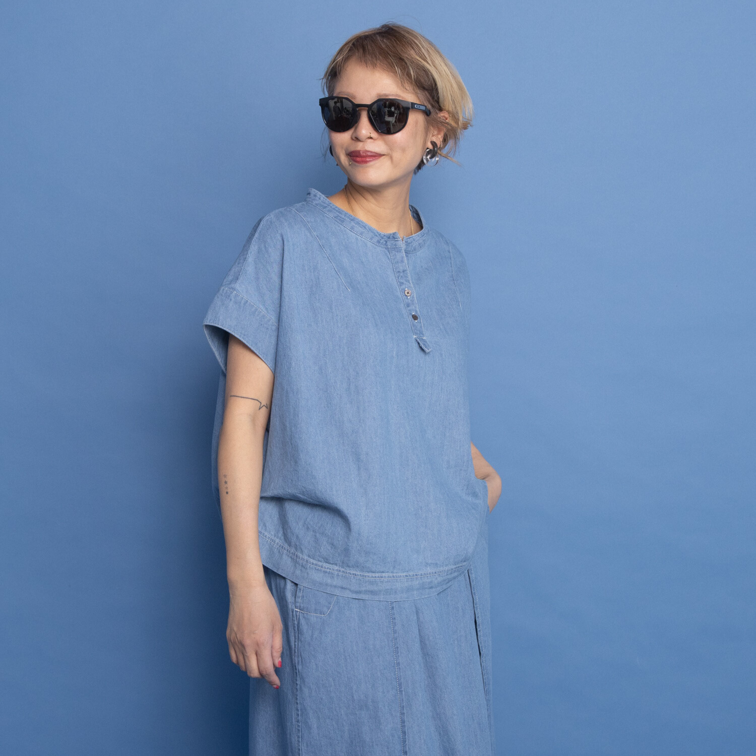 ワン　バイ ヨーコモリモト ライトオンスデニムで 爽やかモードカジュアル デザインブラウス