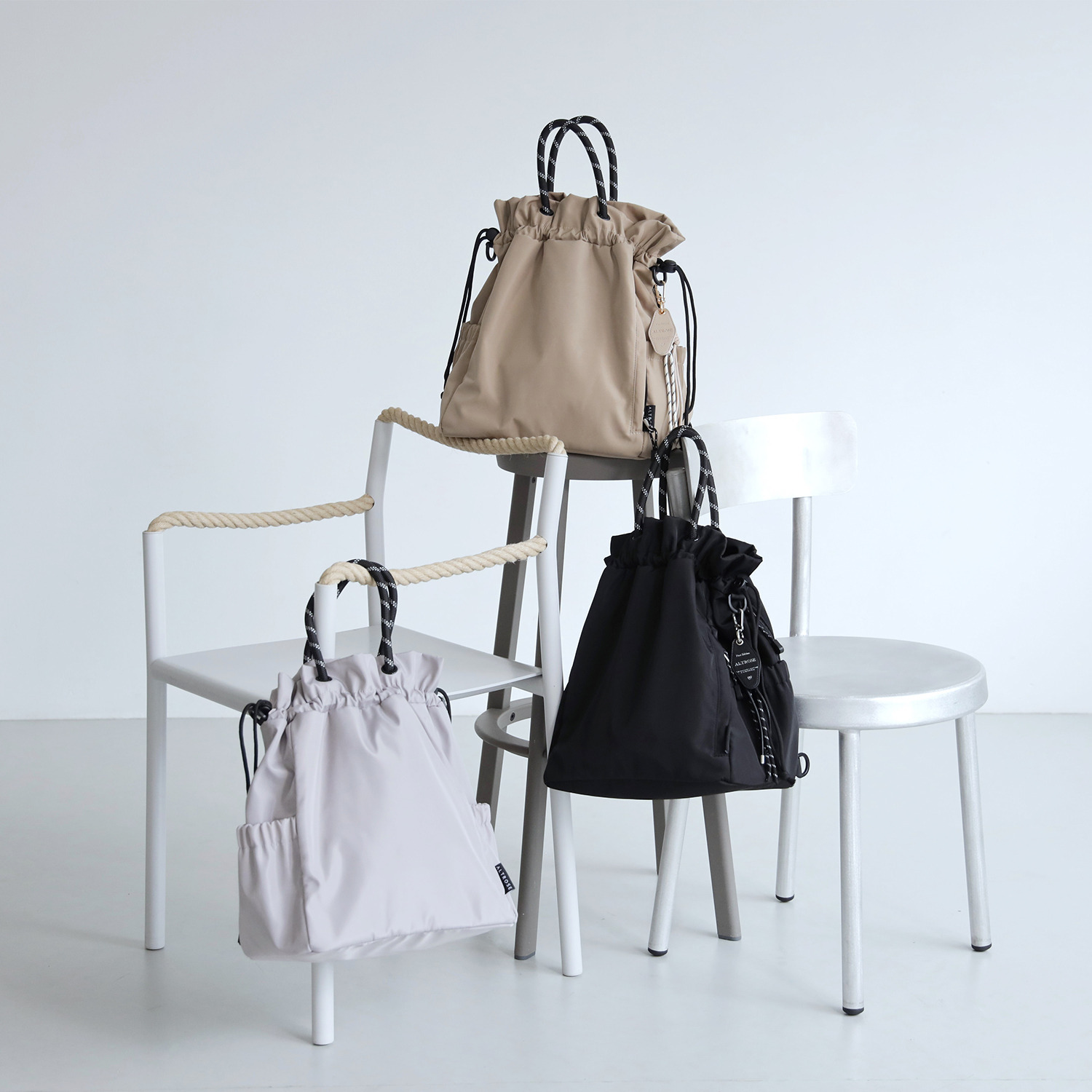 アルトローズ はっ水・軽量 チャーム付３ウェイバッグ “クラーク”