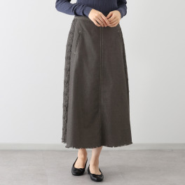 アトリエ　クース サイドレースが 華やかさと細見えを叶える ライトデニムスカート
