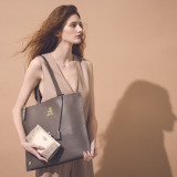 エーディーエムジェイ 牛革シュリンク型押し スリムショルダー トートバッグ ＜セミラージ＞