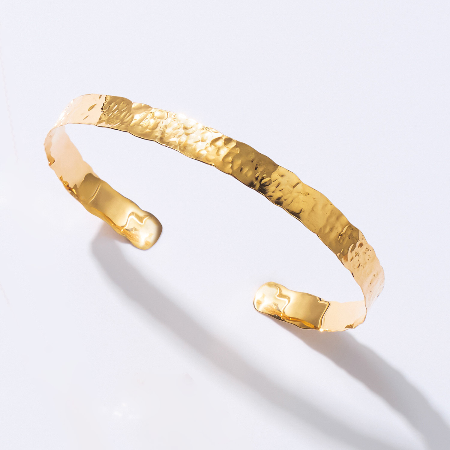 ケーグランツ １８Ｋ 槌目デザイン バングル