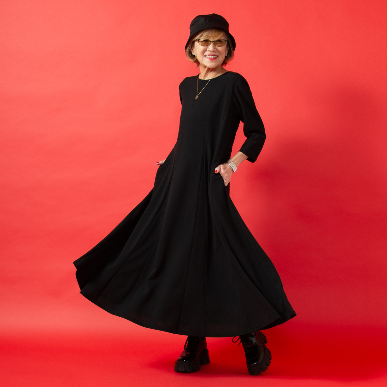 ミニマライズプラス ベーシックと思いきや パネルカットをほどこし パータンを駆使した 上品なワンピース