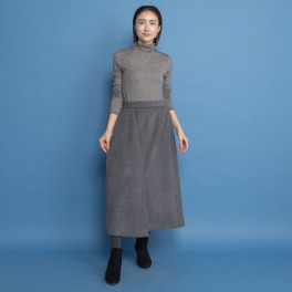 ヤエアジュテ アシンメトリータックで モード感あふれる ややＡライン ロングスカート