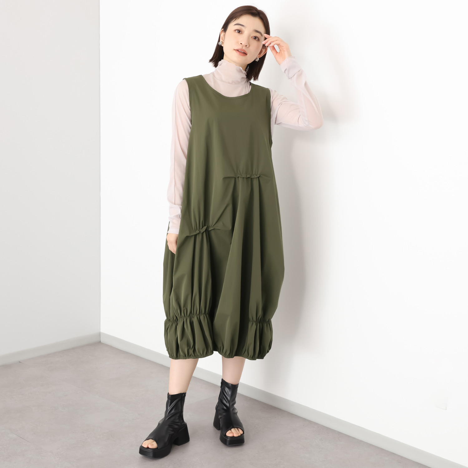 ベルポニー ストレッチ布帛素材 ギャザータックデザイン ノースリーブワンピース