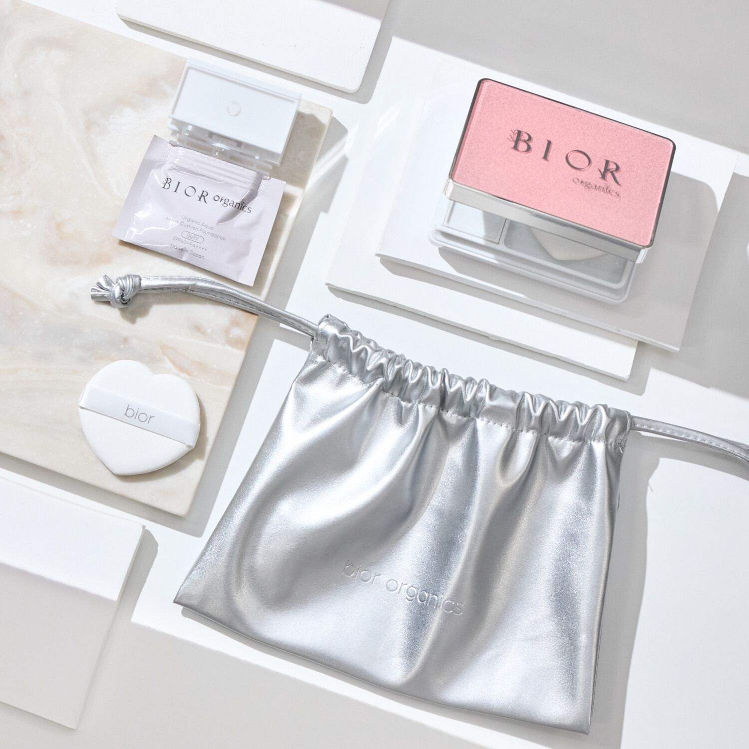 ビオール　オーガニクス パウダー状に変化して しっとりサラツヤ新感覚！ エアレスクッション オーガニックアクア 美容液ファンデーション ２個分ポーチ付セット