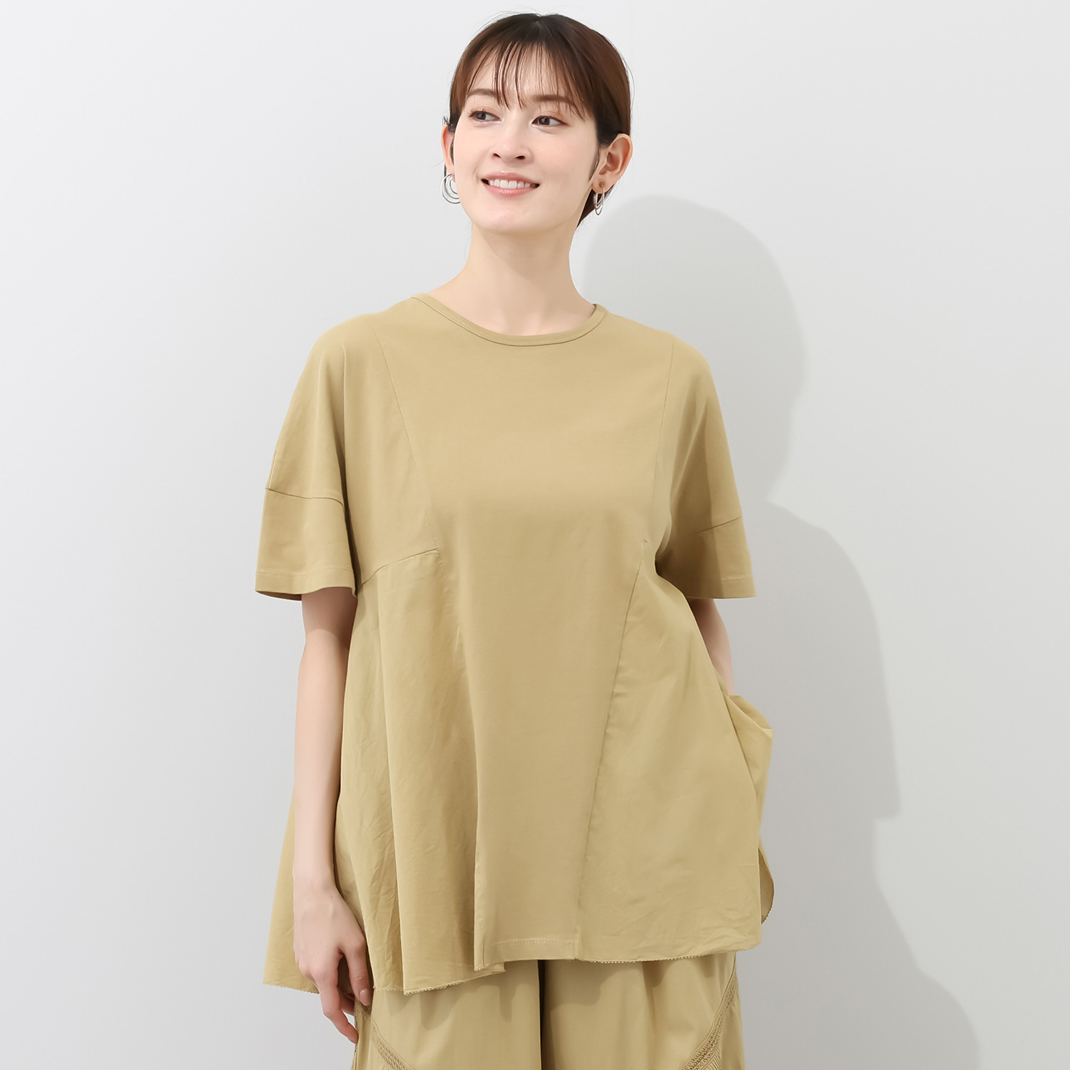 ナディー　バイ　アユーシ ラッフルデザイン カットソープルオーバー