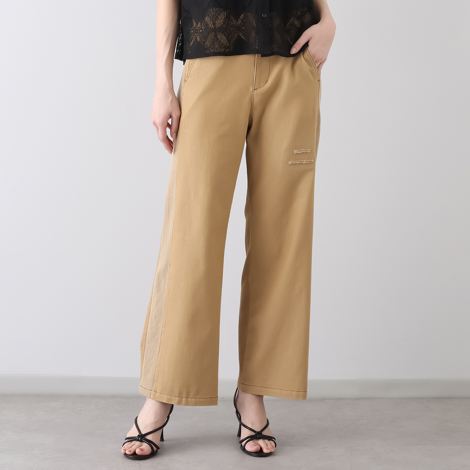 アトリエ　クース ラインストーンが さりげないアクセント ソフトデニム風パンツ