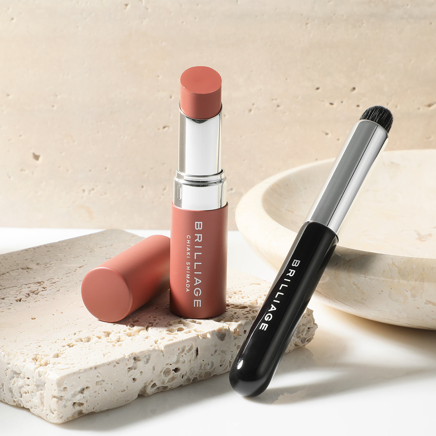 ブリリアージュ ボリューミーフィルム リップバーム ＜ミューテッド 　コーラル＞＆ フィンガーブラシ