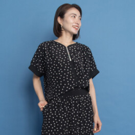 オルテンジア ちょうど良い大人ドット柄 ギャザー＆ 貝ボタンで華やぐ デザインブラウス