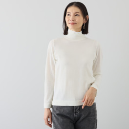 アキ　オザワ 素肌のようにライトに纏う 大人のための 品格ベーシックニット “ＳＯＫＯ”