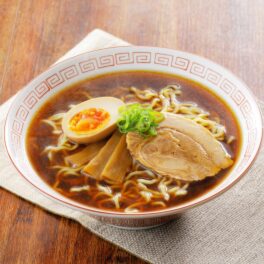 老舗製麺所 素材のこだわりが光る 出雲ラーメン （飛魚だし醤油味）