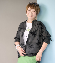 ウノ・ウノ・ドゥーエ 着丈アレンジで着回し抜群 フロッキープリント 大人のシアーシャツ